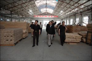商務(wù)部副部長魏建國一行人等來華海木業(yè)進(jìn)行參觀考察