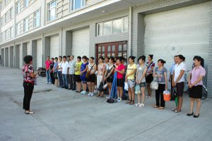 華宇員工到開(kāi)發(fā)區(qū)參加義務(wù)勞動(dòng)