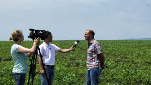 中央電視臺采訪境外園區(qū)種植情況