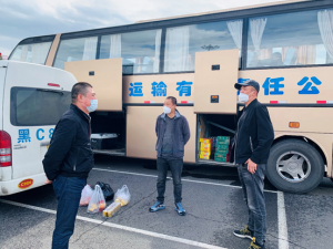 集團(tuán)公司在端午節(jié)前夕慰問負(fù)責(zé)機(jī)場轉(zhuǎn)運(yùn)任務(wù)的駕駛員