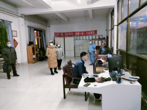 金虎辭舊歲，玉兔迎新春。